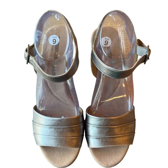 Clarks Wedge Sandals Sz 9 Pewter Gold Metallic Leather Comfort Buckle Strap Cork - Picture 5 of 7